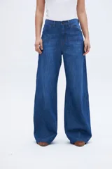 Pantalón de jean azul de corte amplio y relajado, con tiro bajo y calce baggy.