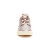 Sneaker Caterpillar modelo Hex Lite, color malva metalizado con suela de plataforma color crema. Presenta cordones al tono, logo de la marca en el lateral y en la lengüeta, con diseño ergonómico y suela de EVA para mayor tracción.