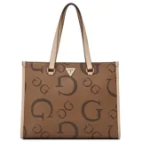 Cartera tipo tote bag Guess modelo Jackie, de color marrón con estampado monograma de la marca, asas y ribetes en tono tostado y placa metálica triangular con el logo en el frente.
