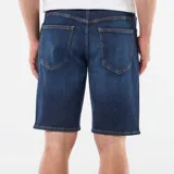 Bermuda vaquera slim fit de corte clásico y color azul, con diseño de cinco bolsillos y cierre frontal con botón y cremallera.