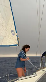 Camisa azul de denim liviano, de corte holgado y relajado, con mangas cortas abullonadas terminadas en volados y cierre frontal abotonado.