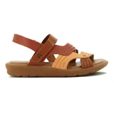 Sandalias planas de cuero en tonos marrones y mostaza, con tiras cruzadas en el empeine y tira ajustable en el talón.