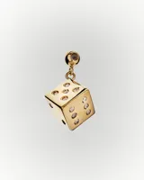 Aro colgante dorado con forma de dado y detalles de circonitas blancas.