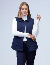 Chaleco negro capitoneado con cuello con solapa, abertura central con botones y bolsillos delanteros.