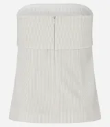 Blusa strapless de sastrería con escote recto doblado y rayas verticales estilo tiza. Cierre trasero con cremallera.