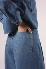 Pantalón de jean de tiro alto, corte palazzo y pierna ancha.