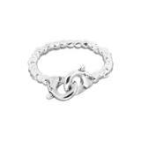 Pulsera de esferas plateadas con cierre de mosquetón entrelazado.