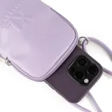 Bandolera mini color lila de símil cuero con cierre superior y correa regulable. Tiene un bolsillo externo con botón y un compartimento interno forrado en tela de algodón y poliéster. Presenta el logo 'XL Extra Large' grabado en el frente.