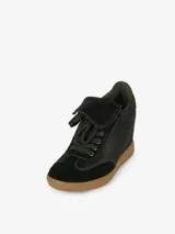 Zapatillas negras con cuña oculta, parte superior de cuero y suela de goma color caramelo.