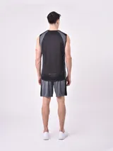 Musculosa deportiva negra con detalles en gris en los laterales y cuello.