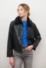 Chaqueta de cuero sintético color negro con cuello de piel sintética negra, cierre frontal con botones y bolsillos de parche en el pecho.