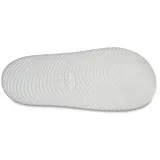 Sandalias tipo slide de una sola pieza, color verde oliva, con diseño ergonómico y contemporáneo. Presentan una abertura lateral en la parte superior y una suela gruesa con textura acanalada.