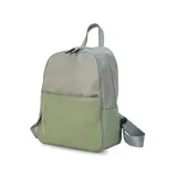 Mochila roja de nylon resistente con detalle en simil cuero. Tiene cierre principal, bolsillo frontal, bolsillo trasero con cierre y bolsillos laterales. Las correas son a tono.