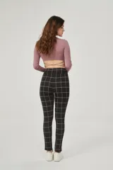 Calza larga negra con estampado de cuadros blancos.