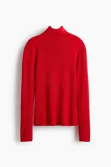 Top de manga larga en tejido de punto fino, color rojo, con cuello alto y corte ajustado.