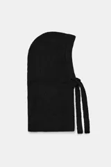Capucha de punto canalé color negro, con diseño envolvente y cierre frontal ajustable mediante lazada a tono.
