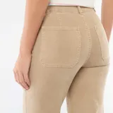 Pantalón de corte wide leg color beige, con bolsillos frontales tipo parche y cierre de botón y cremallera.