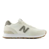 Championes urbanos New Balance modelo 515, color beige con detalles de animal print de leopardo en el logo lateral y el talón. Confeccionados con malla transpirable y refuerzos de gamuza sintética, cuentan con entresuela de espuma EVA para mayor amortiguación y suela de goma.