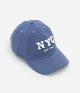 Gorra azul de sarga de algodón, con visera curva y estampa bordada de las letras NYC y la leyenda 'Est. 1992' en blanco.