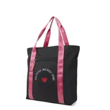 Cartera tipo tote bag de color negro con correas largas en color rosado que presentan inscripciones de la marca. Incluye un bolsillo frontal con cierre y un estampado central con un corazón rojo y la frase 'red lipstick and glossy brain'.