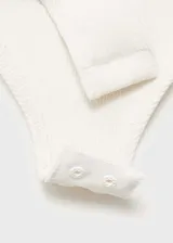 Body blanco de tejido de canalé con tirantes finos y cuello escotado.