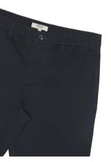 Bermuda Arrow de algodón color azul marino, de corte recto y clásico, con bolsillos laterales y trabillas para cinturón.