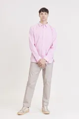 Camisa de manga larga color rosa con finas rayas verticales blancas.