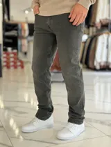 Pantalón de jean color beige, de corte recto y tiro estándar.
