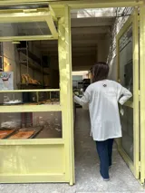 Remerón de manga larga con diseño a rayas horizontales en color beige y blanco, de corte oversize y cuello redondo.