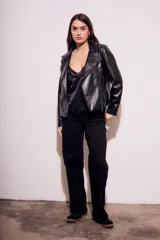 Top negro con estampado animal print, breteles finos y detalles de encaje en escote y ruedo.