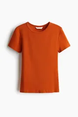 Remera acanalada de algodón color naranja, de corte entallado con cuello redondo fino y mangas cortas.