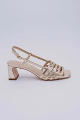 Sandalias de cuero doradas con tiras finas horizontales en el empeine, pulsera con hebilla al tobillo y tacón cuadrado.