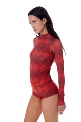 Polera de tela elastizada con cuello alto y estampado de rombos rojos y negros.