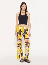 Top color verde lima de tejido de punto acanalado, con cuello halter y espalda descubierta.