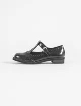 Mocasines negros de cuero vegano con detalle de tachas plateadas en la parte delantera.