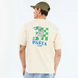 Remera de manga corta color amarillo claro, con corte holgado, cuello redondo y un pequeño estampado azul en el pecho con la inscripción "Al dente PASTA -Club-".