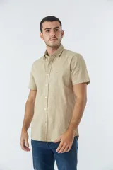 Camisa de hombre Mistral con look lino, de manga corta y corte slim. Presenta un estampado lineal de flores en color azul sobre fondo blanco, cartera abotonada y logo bordado en el pecho.