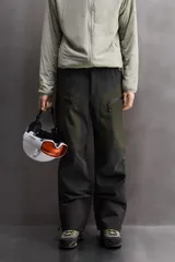 Pantalón deportivo técnico de esquí con tres capas y membrana impermeable. Presenta cintura ajustable, bolsillos frontales con cremalleras termoselladas, aberturas de ventilación laterales, bajos ajustables con refuerzos, polainas interiores y sistema de rescate RECCO integrado.