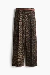 Pantalón amplio de tiro alto confeccionado en mezcla de viscosa, con estampado animal print de leopardo, pinzas delanteras y traseras, y diseño de pernera ancha. Incluye un cinturón delgado de cuero marrón con hebilla metálica.