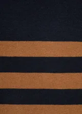 Jersey de punto fino con diseño a rayas horizontales en azul marino y marrón. Presenta cuello perkins, manga larga y cierre de botones decorativos efecto joya en el hombro.