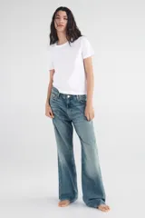 Camiseta blanca de cuello redondo y manga corta.