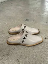 Sueco color beige con apliques metálicos triangulares.