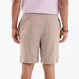 Bermuda beige de felpa ligera, de corte recto y holgado, con cintura elástica.