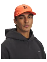 Gorra tipo snapback de Under Armour, confeccionada en nailon ligero con tratamiento repelente al agua. Presenta un diseño de media corona con panel frontal sin estructura, visera precurvada y logotipo bordado en la parte delantera.
