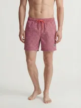 Short de baño rojo con estampado geométrico, cintura elástica con cordón de ajuste naranja y bolsillos delanteros.