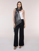 Pashmina gris metalizada de caída fluida, con hilos que crean un patrón de líneas horizontales y flecos finos en los extremos.