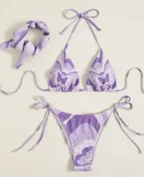 Conjunto de bikini de triángulo con estampado de mariposas en tonos violeta y blanco. Incluye top, bottom con tiras laterales y pañuelo a juego.
