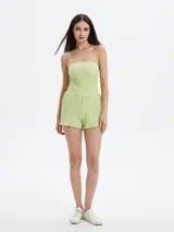 Musculosa de textura fruncida en color verde menta, con escote recto y breteles finos.