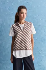 Chaleco tejido de punto con diseño de rayas diagonales en color marrón y beige, cuello polo y escote en V profundo.