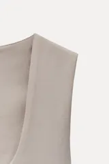 Camiseta blanca ajustada de poliamida con tirantes anchos y escote redondo.